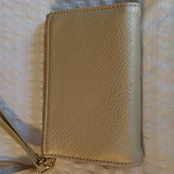 🍁GUESS GOLD WALLET WITH WRISTLET - Picture 4 of 10